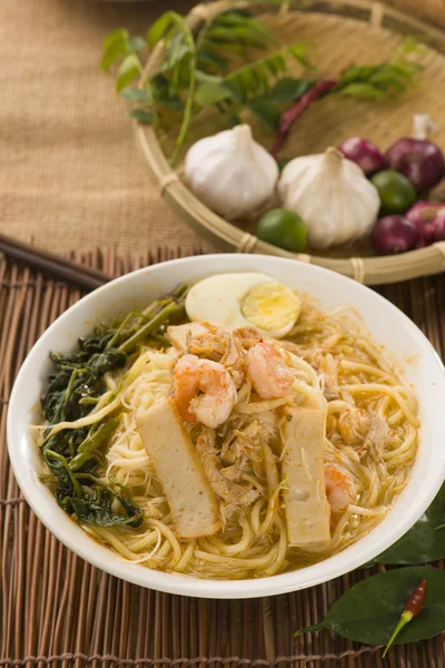 Langostinos, fideos de langostino. Famosa comida malaya picante cocinero fresco — Foto de Stock