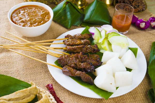 Satay малайский хари райя продукты, сосредоточиться на мясо — стоковое фото