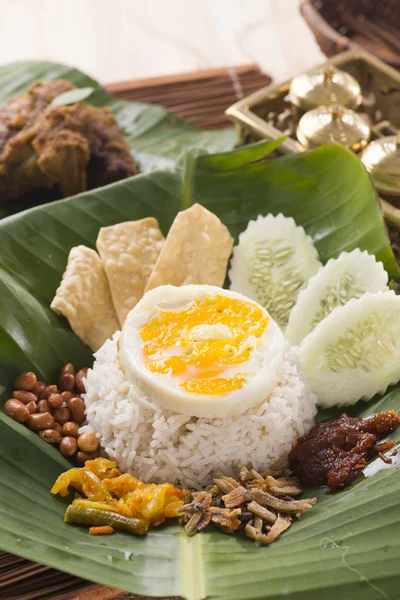 Nasi lemak, traditional singapore food with backgrounds — Stock Photo, Image