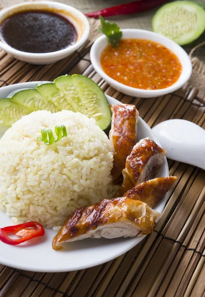 Riz au poulet singapore, nourriture traditionnelle singaporean avec des articles — Photo