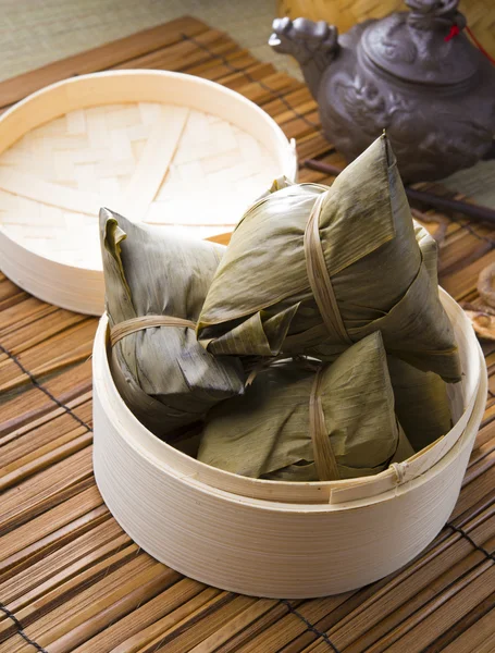 Bazhang kluski chiński, zongzi, zwykle podejmowane podczas smoczych łodzi fe — Zdjęcie stockowe