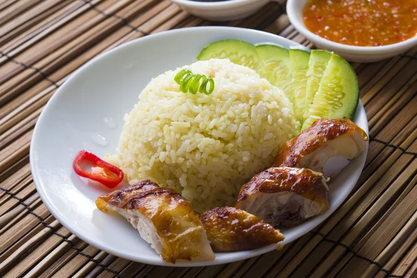 Riz au poulet singapore, nourriture traditionnelle singaporean avec des articles — Photo