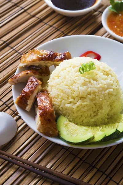 Singapore chicken rice , traditional singaporean food with items — Stock Photo, Image