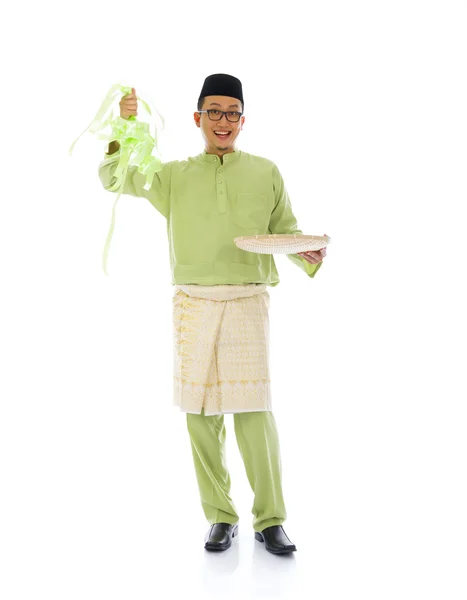 Indonesische man met ketupat tijdens ramadan festival met isolat — Stockfoto