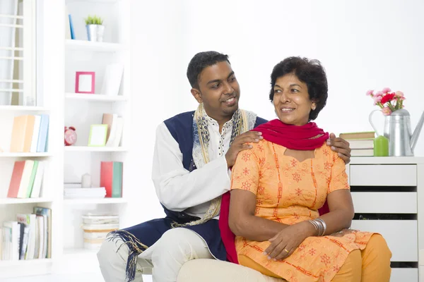 Punjabi familie moeder en zoon met levensstijl instelling — Stockfoto