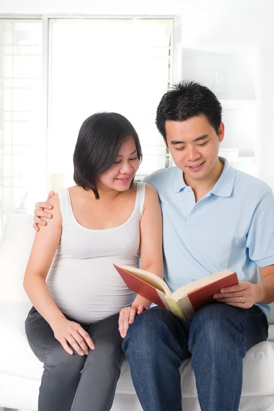 Asiatique chinois enceinte couple lecture — Photo