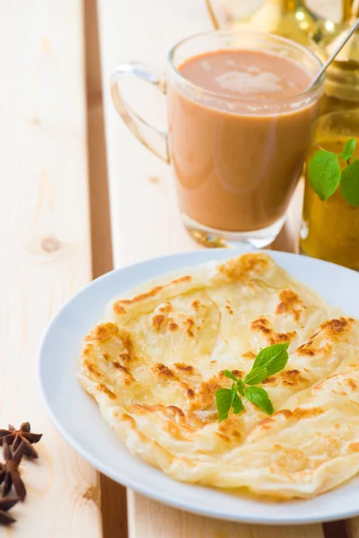 Roti canai e teh tarik, bebida muito famosa e comida na Malásia — Fotografia de Stock