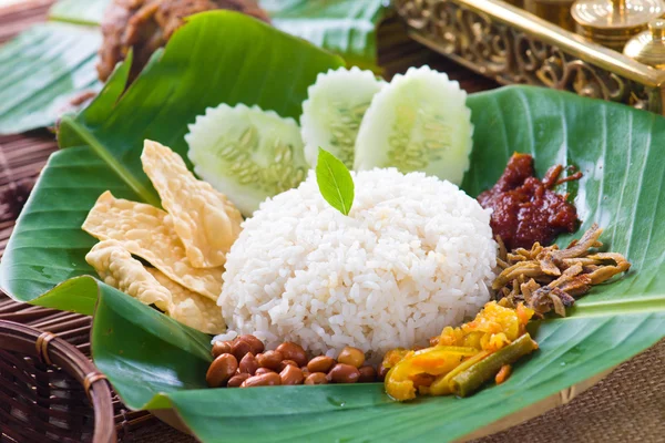 Nasi lemak, tradiční malajsijské kari pasta rýže pokrm podávaný na — Stock fotografie