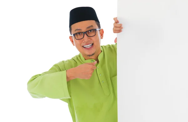 Malay male with blank card during hari raya Eid al-Fitr aidilfit — Stock Photo, Image