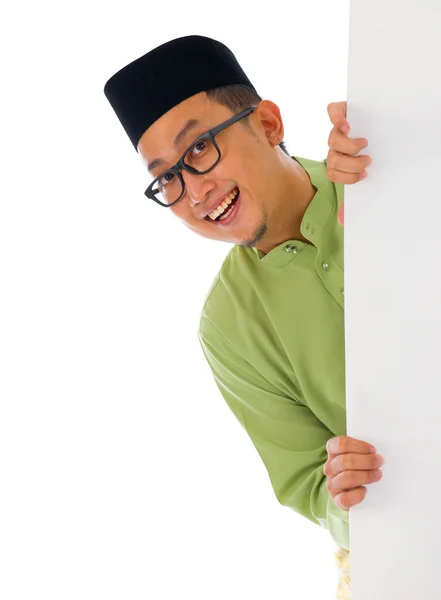 Masculino malayo con tarjeta en blanco durante hari raya Eid al-Fitr aidilfit — Foto de Stock