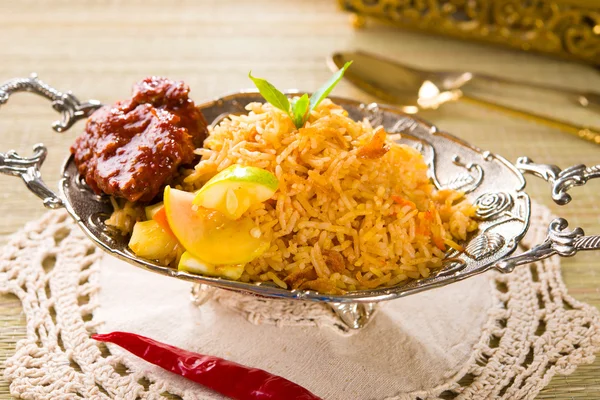 Biryani riz au poulet avec de la nourriture traditionnelle indienne — Photo