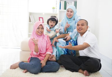 malay aile vakit keyfini televizyon izlerken