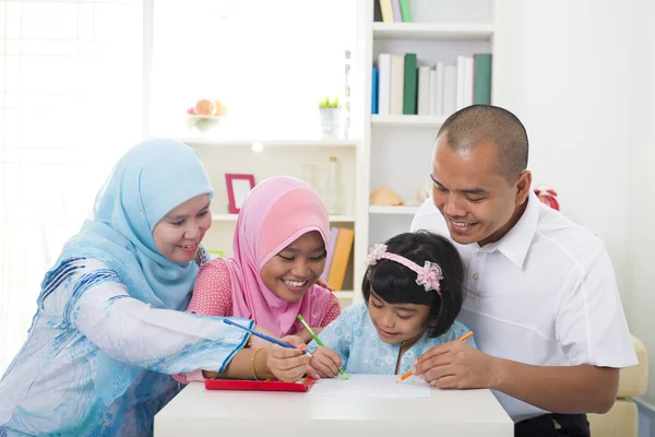 Indonesiano famiglia musulmana apprendimento insieme con stile di vita backg — Foto Stock