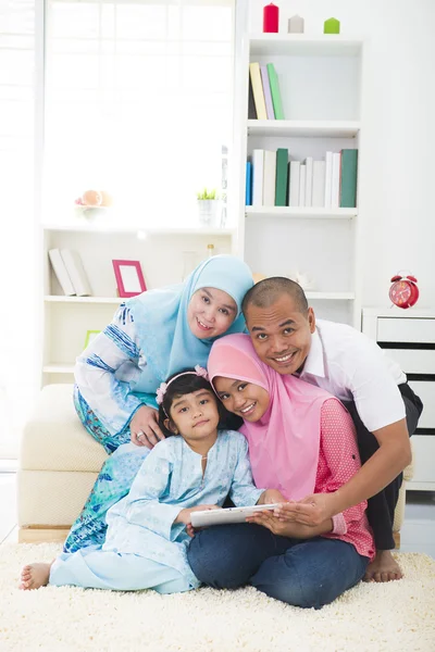 Familia malaya utilizando la tableta que tiene un buen rato navegar por Internet —  Fotos de Stock