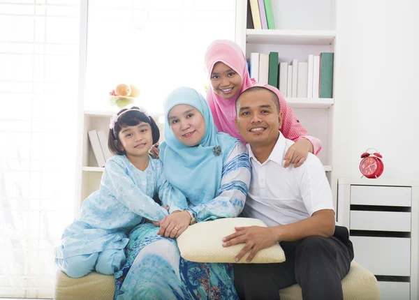 Família de malaios muçulmanos Retrato interior — Fotografia de Stock