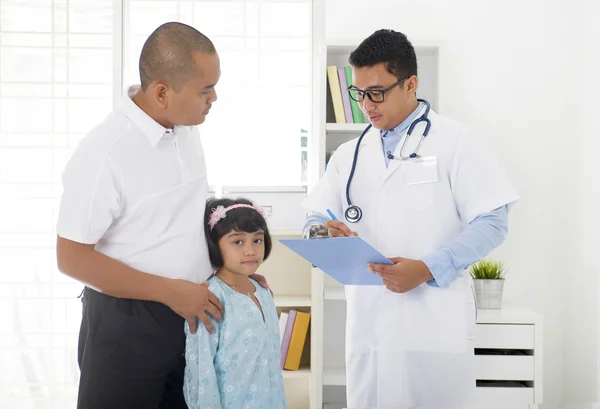 Malay family consulting a male doctor — Stock Photo, Image