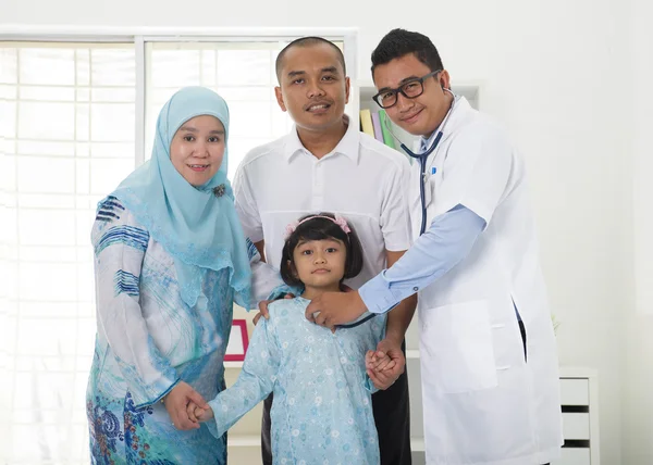 Família malaia visitando o médico — Fotografia de Stock