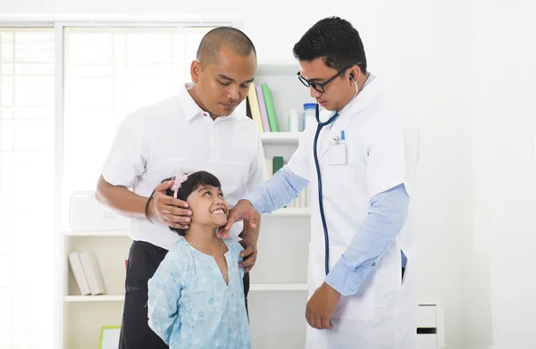 Батько малай і хворий донька відвідує лікаря — стокове фото