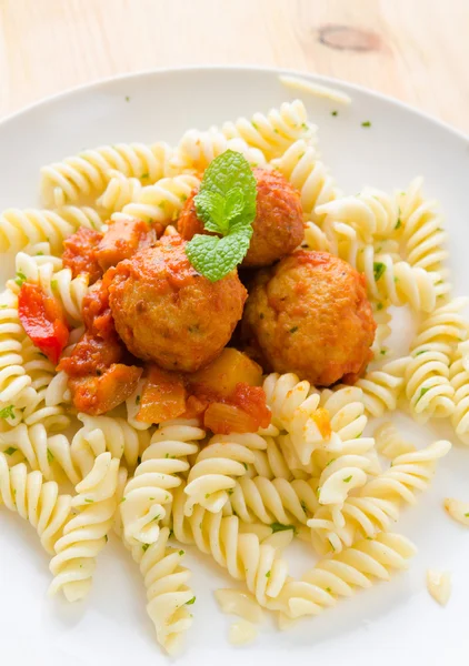 Penne pasta com almôndegas — Fotografia de Stock