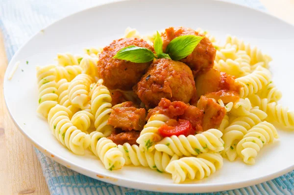 Penne pasta com almôndegas — Fotografia de Stock