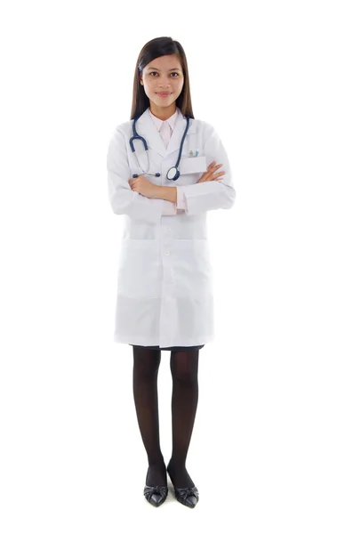 Aziatische vrouwelijke arts portret geïsoleerd op witte achtergrond — Stockfoto