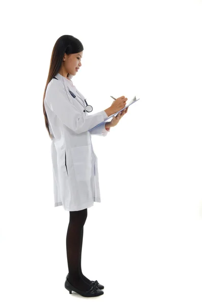 Asiatiska kvinnliga läkare skriva isolerade på vit bakgrund — Stockfoto