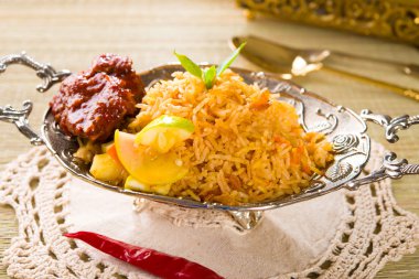 geleneksel Hindistan yemeği biryani tavuk pilav