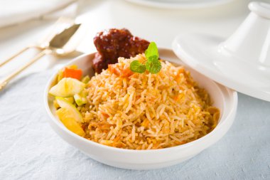 biryani pirinç veya pirinç briyani, Körili tavuk ve salata, gelenek