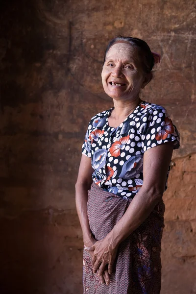 Счастливая пожилая бирманка в багане — стоковое фото