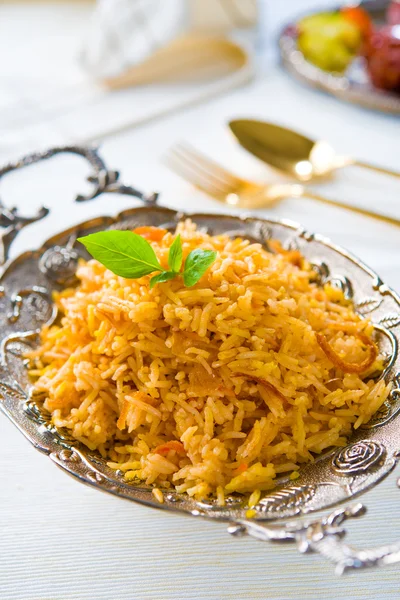 Biryani rice or briyani rice, curry chicken and salad, tradition — Stock Photo, Image