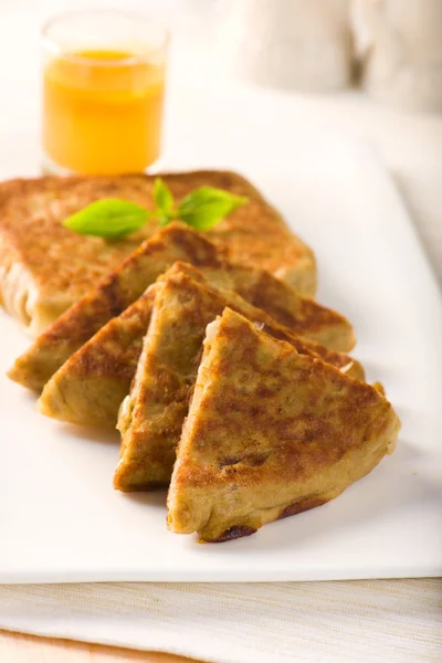 Mutabbaq a popular arab food where bread if stuffed with meat — Stock Photo, Image