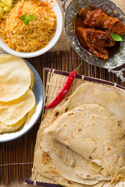Чапати с различными индийскими блюдами в традиционном образе жизни — стоковое фото