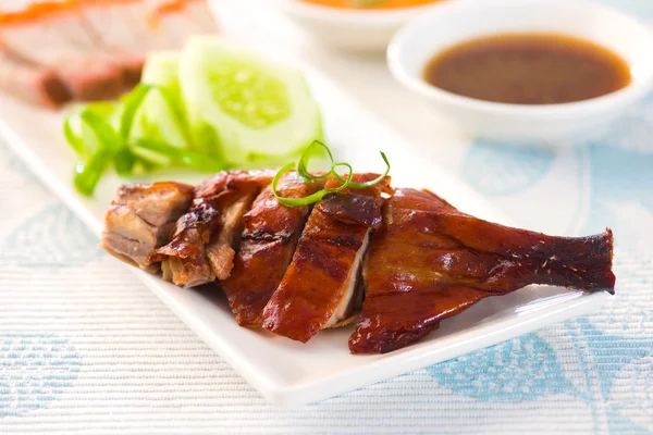 Batom de pato assado chinês servido com pimentão e pepinos — Fotografia de Stock