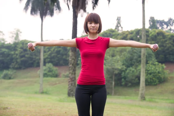 Asiatique fille haltère séance d'entraînement en plein air — Photo