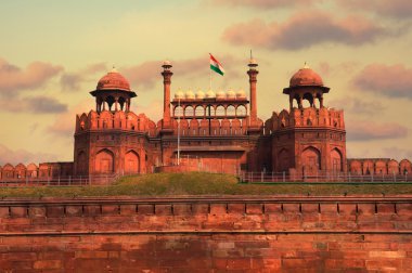 Delhi, Hindistan için güzel bir gün batımı sırasında kırmızı kale