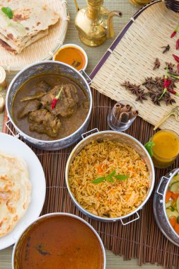 biryani basmati koyun pirinç zemin üzerine geleneksel öğeleri ile