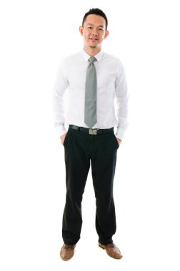 Beyaz arka plan üzerinde izole genç Asyalı iş adamı.