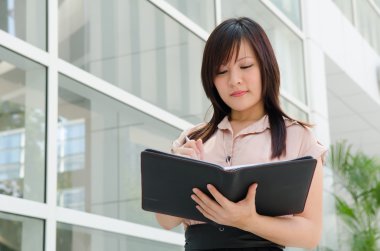 Asyalı Çinli kız öğrencinin resmi olarak giymek bir asi portresi