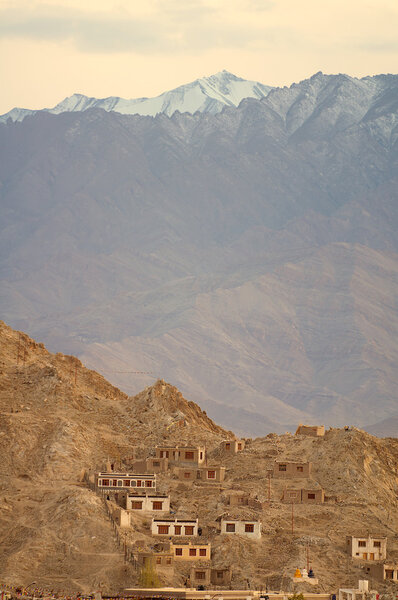 Лех и деревня внизу, Ладакх, Джамму и Кашмир, Индия

