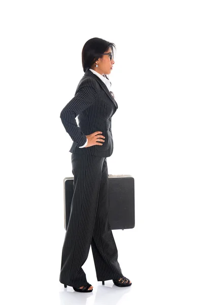 Mujer de negocios afroamericana con maleta aislada en blanco — Foto de Stock