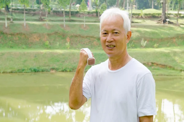 Hombre mayor usando pesas al aire libre — Foto de Stock