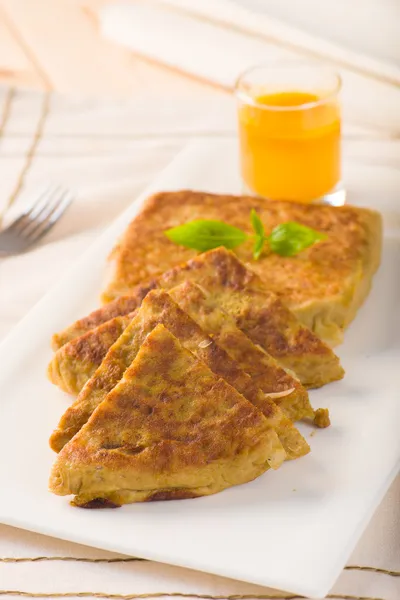 Mutabbaq a popular arab ramadan food where bread if stuffed with — Stock Photo, Image