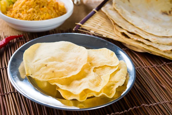 Papad, vagy pappadam, indiai hagyományos ételek — Stock Fotó