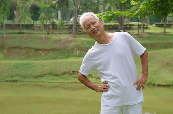 Азиатский старший мужчина тренировки в парке — стоковое фото