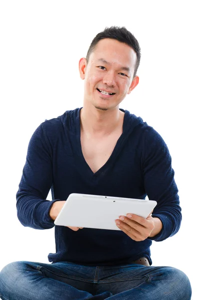 Azjatycki człowiek posiadający komputer typu tablet na białym tle. — Zdjęcie stockowe
