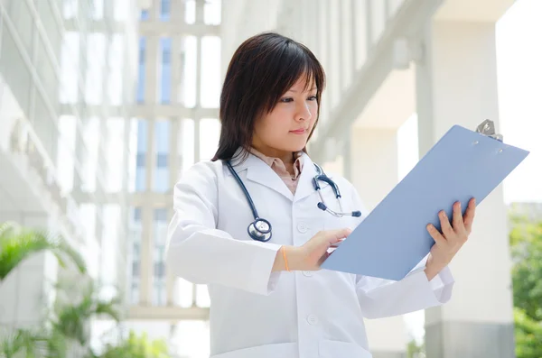 Jihovýchodní Asie student medicíny. mladý lékař ženu stan — Stock fotografie