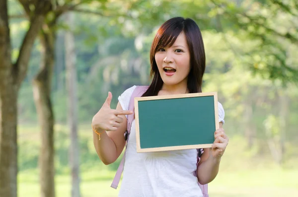 Asiatisch chinesisch college weiblich student mit campus hintergrund — Stockfoto