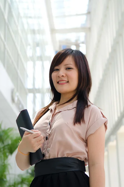 Asiático chinês feminino estudante no formal desgaste um retrato de um asi — Fotografia de Stock