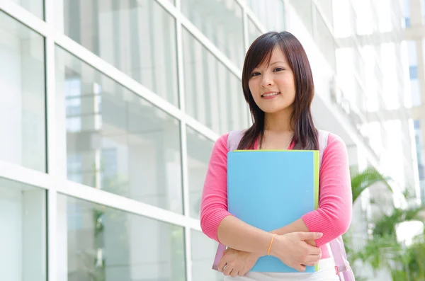 Asiático chino universidad mujer estudiante con campus fondo — Foto de Stock