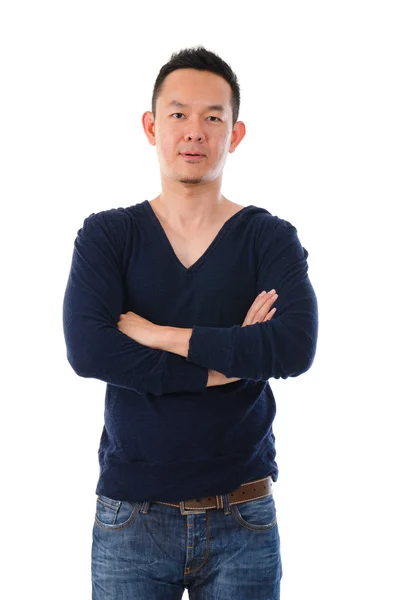 Bello asiatico maschio in casual in piedi su sfondo bianco — Foto Stock